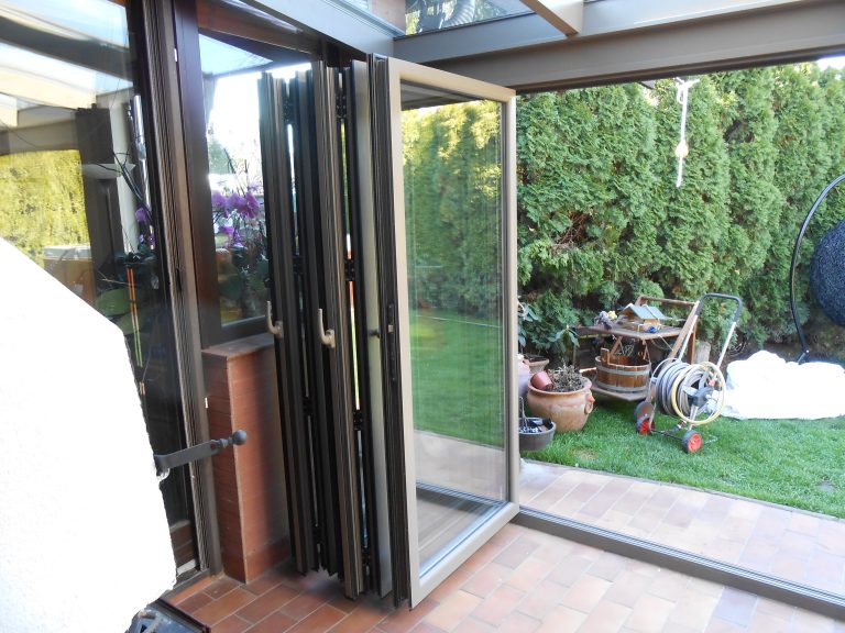 alutelikert-harmonika ajtoval